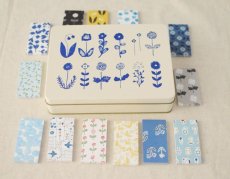 画像2: 図案缶に詰め合わせた、包装紙見本帖 13柄セット《Archive2016-2022》 (2)